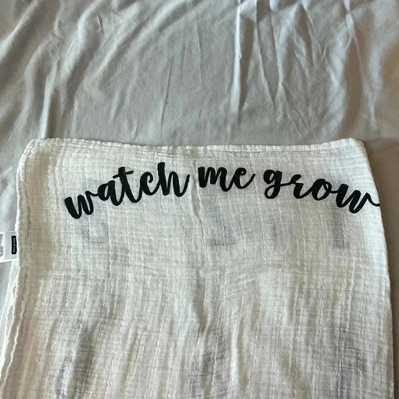 Kate and Milo - Mark the milestones with this Black/White Muslin swaddle blanket - Picture 3 of 3